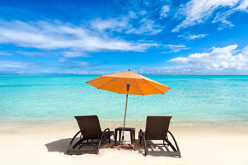 海边沙滩上的遮阳伞与躺椅摄影图片