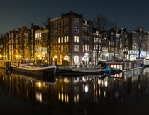 浪漫的小船水上城市夜景摄影图片