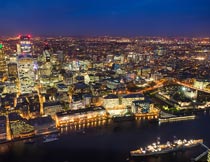 泰晤士河伦敦夜景城市风光摄影图片
