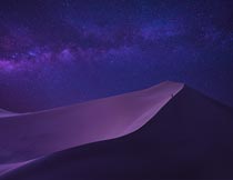 浩瀚星空与紫色的沙漠风光摄影图片