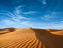 蓝天白云下的沙漠自然景观摄影图片
