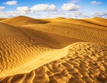 蓝天白云下的大漠沙丘风光摄影图片