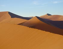 连绵起伏的大漠沙丘景观摄影图片