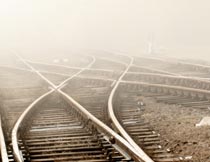 大雾下纵横交错的铁路轨道摄影图片