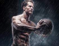 下雨天打籃球的肌肉男特寫攝影圖片