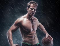 雨中打籃球的肌肉猛男寫真攝影圖片