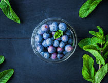 玻璃碗里的藍莓攝影高清圖片