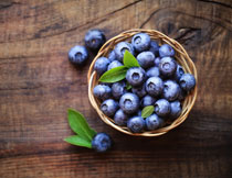 放在桌上的藍莓特寫攝影高清圖片