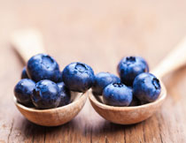 木勺里的藍莓特寫攝影高清圖片