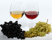 兩杯酒與兩串葡萄攝影高清圖片