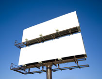 蔚蓝天空下广告牌设计高清图片
