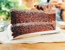 口感醇厚的巧克力蛋糕高清圖片