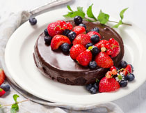 可口的水果巧克力蛋糕高清圖片
