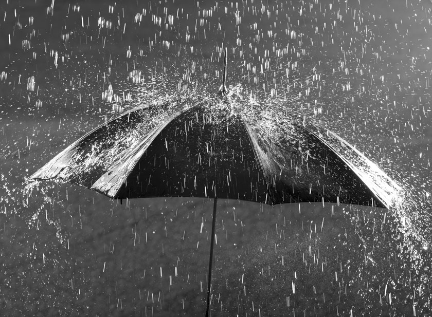 瓢泼大雨中的雨伞摄影高清图片