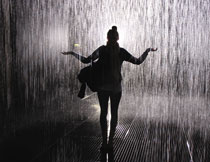 在雨中的人物逆光摄影高清图片