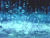 大雨中溅起的水滴摄影高清图片