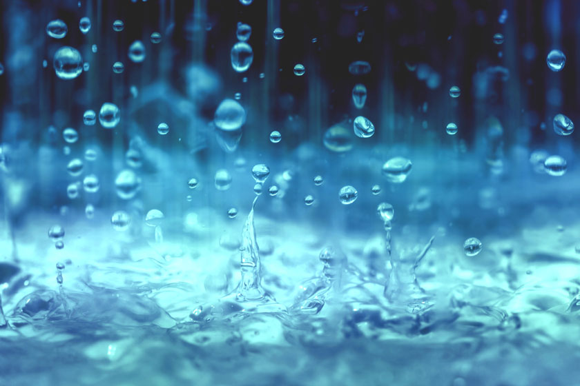 大雨中溅起的水滴摄影高清图片