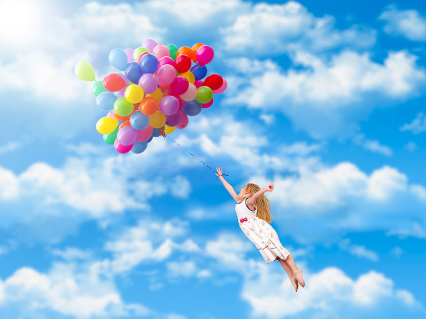 跟气球飞到空中的女孩高清图片
