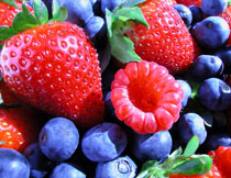 藍莓草莓與覆盆子特寫高清圖片