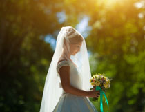 拿捧花的新娘人物摄影高清图片
