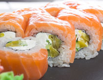 鮮美的三文魚壽司特寫高清圖片
