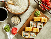 長粒米與美味壽司攝影高清圖片
