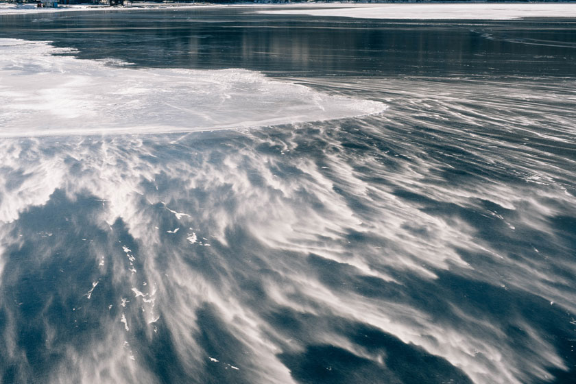 寒冷天气湖泊冰面摄影高清图片
